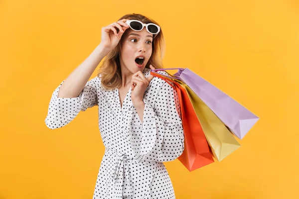 Linda jovem loira usando vestido de verão — Fotografia de Stock