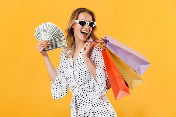 Mooie jonge blonde vrouw draagt zomer jurk — Stockfoto