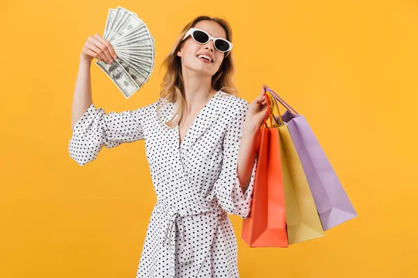 Bella giovane donna bionda che indossa un vestito estivo — Foto Stock