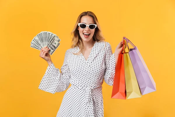 Mooie jonge blonde vrouw draagt zomer jurk — Stockfoto