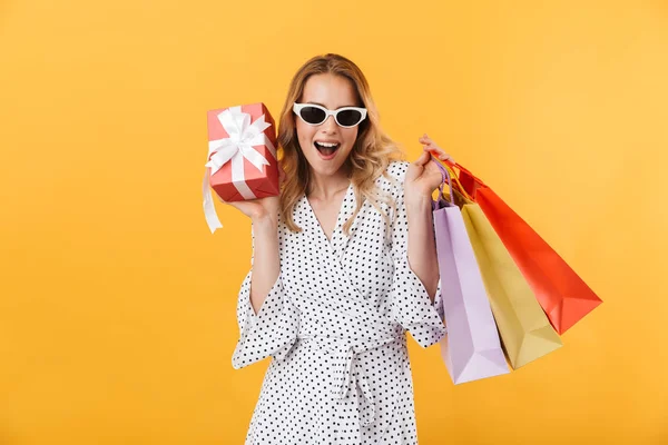 Porträt eines schönen jungen blonden Mädchens — Stockfoto