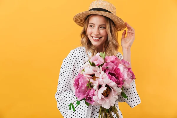 Linda jovem loira usando vestido de verão — Fotografia de Stock