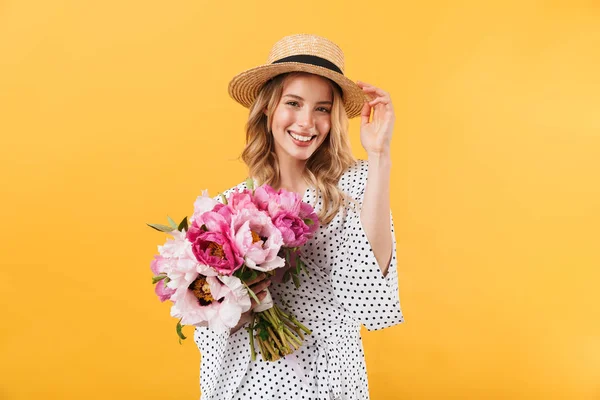 Schöne junge blonde Frau trägt Sommerkleid — Stockfoto