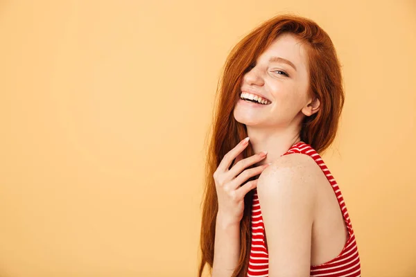 Ενθουσιασμένη χαρούμενη συναισθηματική νεαρή όμορφη κοκκινομάλλα γυναίκα που παρουσιάζουν απομονωμένη πάνω από κίτρινο φόντο. — Φωτογραφία Αρχείου