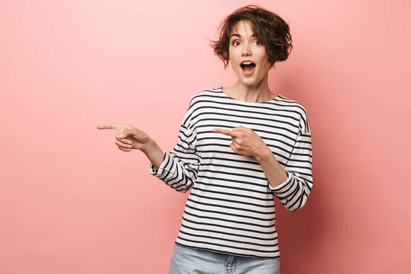 Retrato de una guapa morena vestida con ropa casual — Foto de Stock