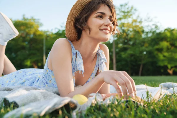 Hermosa joven bonita mujer se encuentra en la hierba en el parque al aire libre libro de lectura . — Foto de Stock