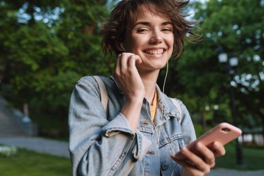 Çekici genç kız rahat kıyafet giyiyor