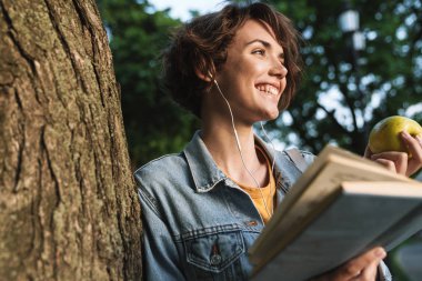 Çekici genç kız rahat kıyafet giyiyor