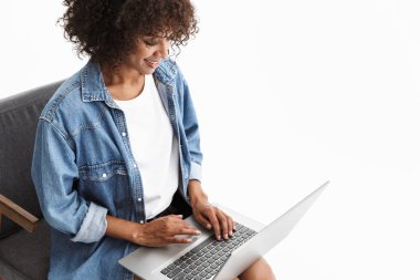 Denim giyen çekici genç Afrikalı kadın