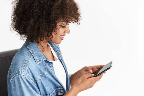 Aantrekkelijke jonge Afrikaanse vrouw dragen denim — Stockfoto