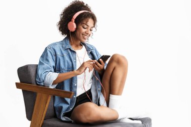 Denim giyen çekici genç Afrikalı kadın