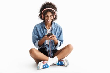 Genç neşeli afrikalı bir kadının tam uzunlukta portre