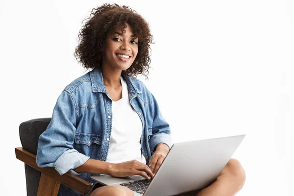 Fröhliche junge Afrikanerin — Stockfoto