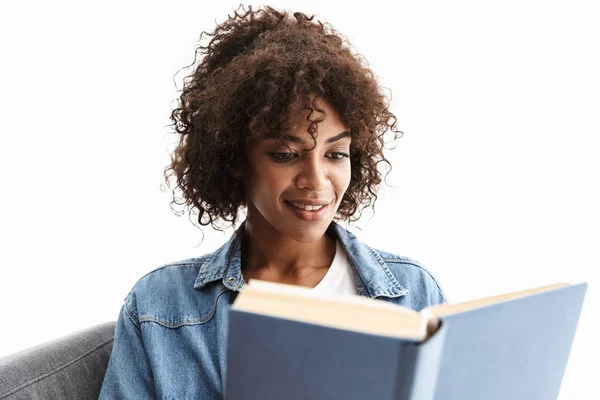 Attraente giovane donna africana che indossa denim — Foto Stock