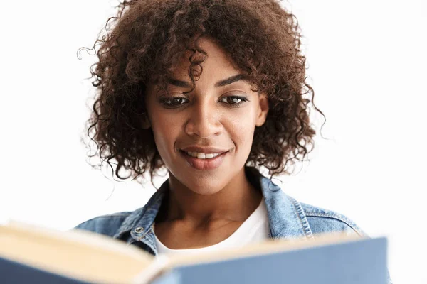 Attraente giovane donna africana che indossa denim — Foto Stock