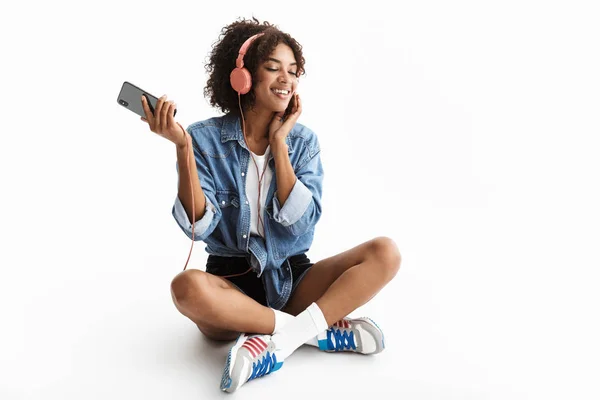 Retrato de comprimento total de uma jovem mulher africana alegre — Fotografia de Stock