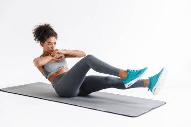 Güzel genç fit Afrikalı sporcu