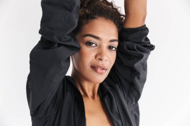 İnanılmaz güçlü spor fitness afrikalı kadın egzersizleri beyaz duvar arka plan üzerinde izole yapmak.