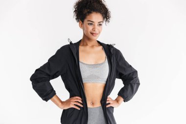 Şaşırtıcı spor fitness afrikalı kadın beyaz arka plan üzerinde izole poz.
