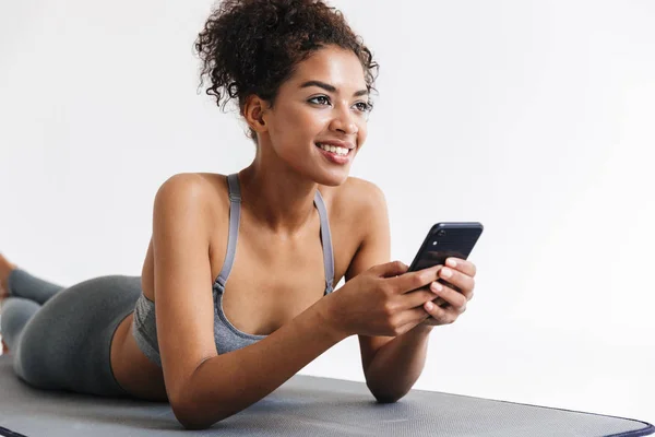 Sport fitness Afrikaanse vrouw met behulp van mobiele telefoon. — Stockfoto