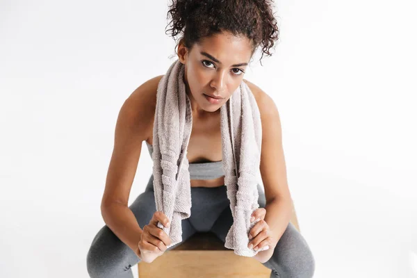 Amazing sports fitness african woman posing isolated over white background. — Stock Photo, Image