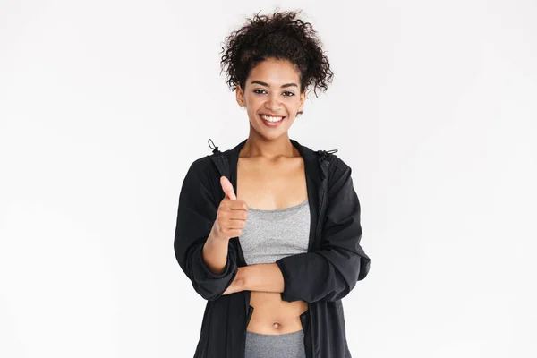 Beautful jovem incrível esportes aptidão mulher africana mostrando polegares acima gesto isolado sobre fundo branco . — Fotografia de Stock