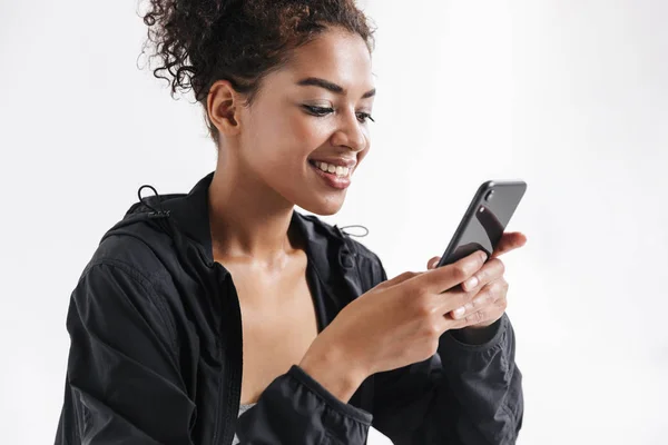 Sport fitness donna africana utilizzando il telefono cellulare . — Foto Stock