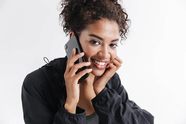 Beautful jovem incrível esportes fitness mulher africana falando por telefone móvel . — Fotografia de Stock