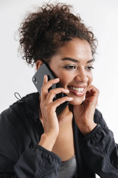 Beautful jovem incrível esportes fitness mulher africana falando por telefone móvel . — Fotografia de Stock