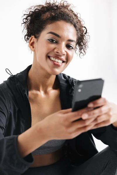 Sport fitness donna africana utilizzando il telefono cellulare . — Foto Stock