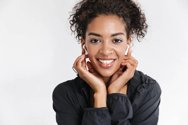 Schöne junge erstaunliche Sport Fitness afrikanische Frau Musik hören mit Kopfhörern. — Stockfoto