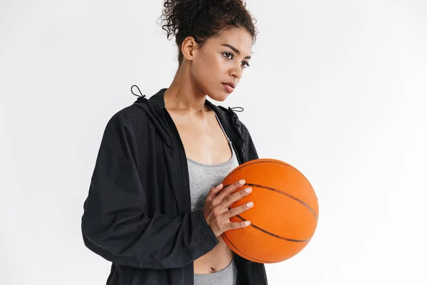 Beautful young amazing sports fitness african woman posing with basketball. — Stock Photo, Image