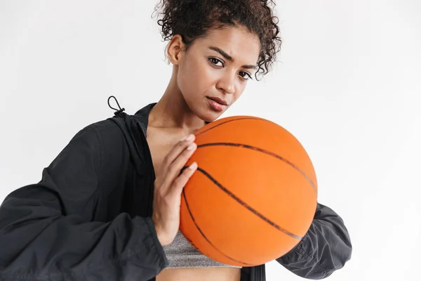 Bela jovem incrível esportes fitness mulher africana posando com basquete . — Fotografia de Stock