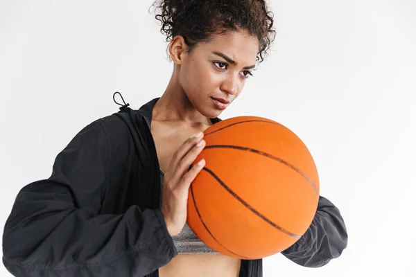 Beautful young amazing sports fitness african woman posing with basketball. — Stock Photo, Image