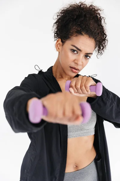 Increíble deporte fitness mujer africana posando con mancuernas hacer ejercicios . —  Fotos de Stock