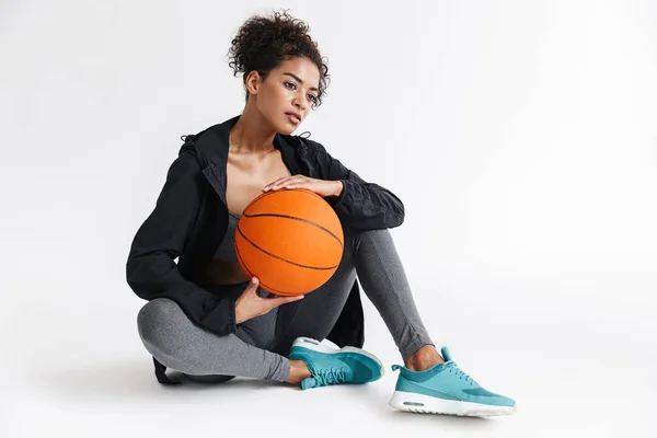 Bela jovem incrível esportes fitness mulher africana posando com basquete . — Fotografia de Stock