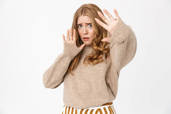 Привлекательная молодая девушка в свитере стоя изолированно — стоковое фото
