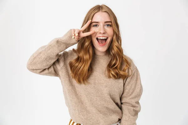 Ελκυστικό νεαρό κορίτσι φορώντας πουλόβερ που στέκεται απομονωμένη — Φωτογραφία Αρχείου