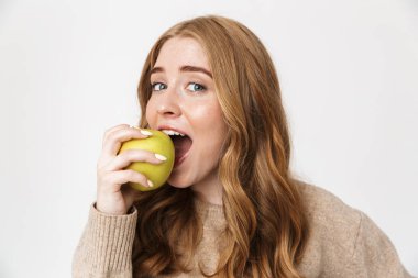 Çekici genç kız izole ayakta kazak giyiyor