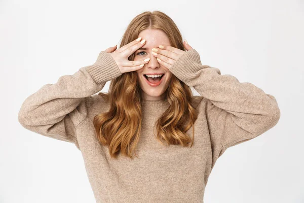 Schönes junges Mädchen mit langen blonden Haaren — Stockfoto