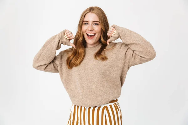 Ελκυστικό νεαρό κορίτσι φορώντας πουλόβερ που στέκεται απομονωμένη — Φωτογραφία Αρχείου