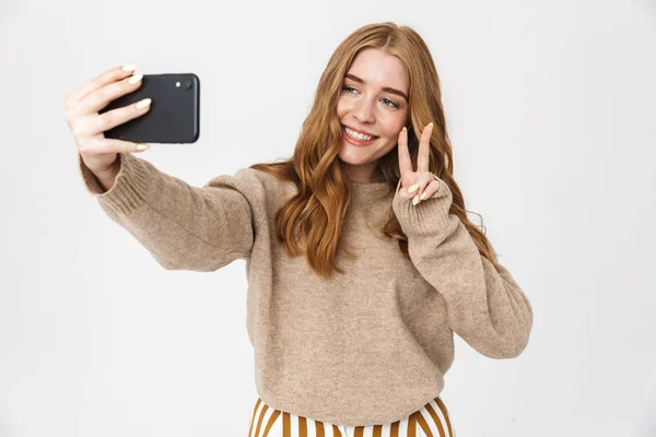 Menina atraente vestindo camisola de pé isolado — Fotografia de Stock