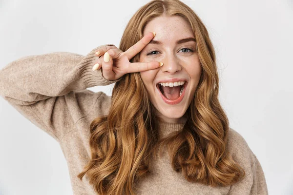 Menina bonita com cabelo loiro longo — Fotografia de Stock