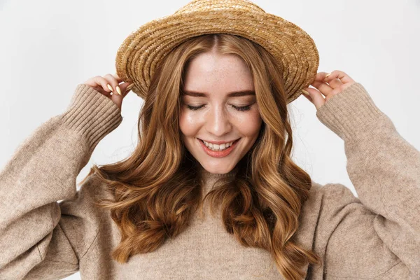 Счастливая улыбающаяся девушка-подросток позирует изолированно на белом фоне стены в шляпе . — стоковое фото