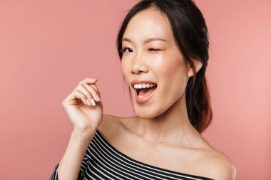 Ayakta güzel bir genç Asyalı kadın portresi