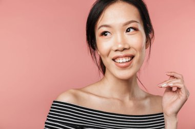 Ayakta güzel bir genç Asyalı kadın portresi