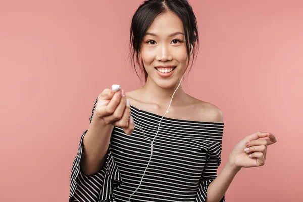 Fotografie optimistické asijské ženy oblečené v základním nošení EA — Stock fotografie