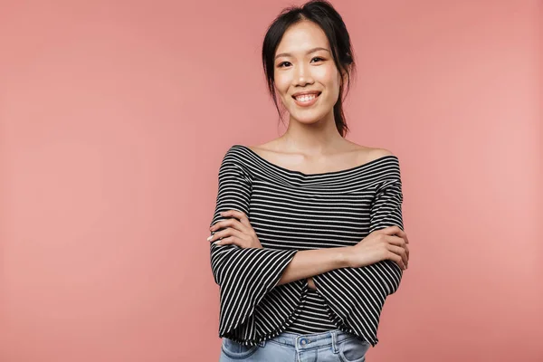 Porträt einer schönen jungen asiatischen Frau im Stehen — Stockfoto