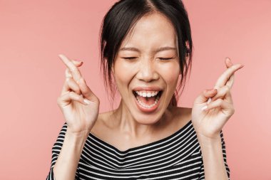 Gülümseyen sevimli asyalı bir kadının yakın çekim