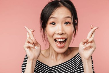 Temel giyim elbise giymiş kendinden geçmiş Asyalı kadının Fotoğraf closeup tutmak